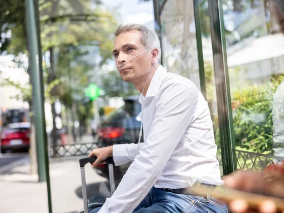 Oxygen therapy in adults - male at the bus station 1
