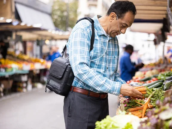 Oxygen therapy in ederly patients - male doing groceries 8