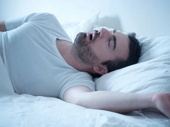 Homem dormindo e roncando