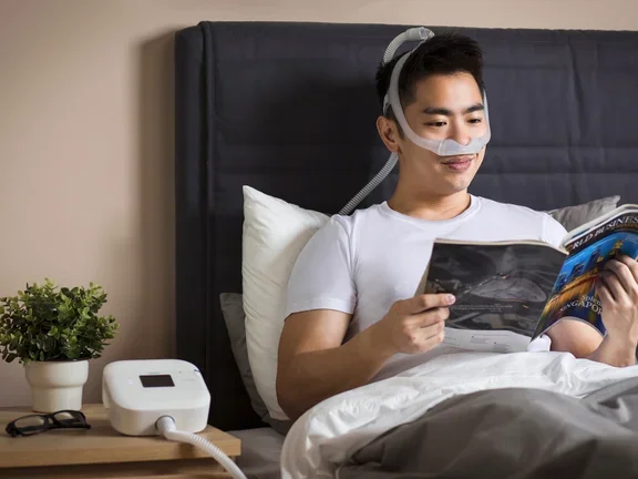Homem em uso de CPAP pronto para dormir