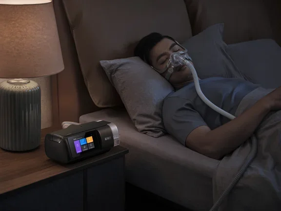Homem dormindo com o seu CPAP na cama confortavelmente