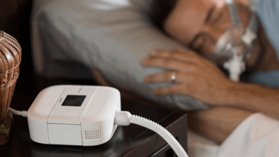 Homem dormindo com máscara CPAP