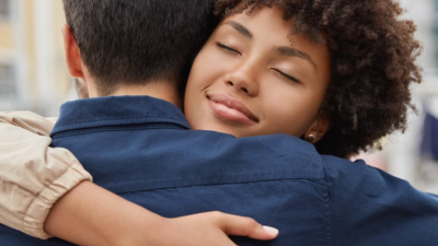 Mulher abrançando rapaz como sinal de apoio