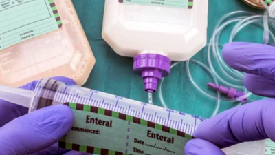 Profissional manipulando uma seringa apropriada para nutrição enteral