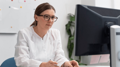 Profissional da área da saúde realizando o monitoramento remoto e followup do programa de adaptação de CPAP da VitalAire Clinic