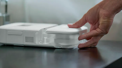 Umidificador de CPAP em cima da cabeceira 