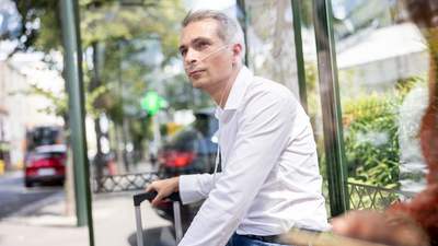 Oxygen therapy in adults - male at the bus station 1