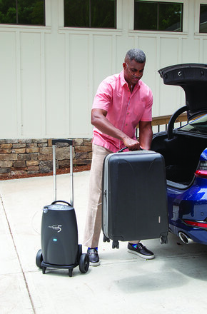 Homem indo viajar com seu concentrador transportável para oxigenoterapia domiciliar