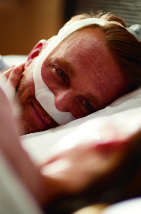 Homem deitado usando máscara