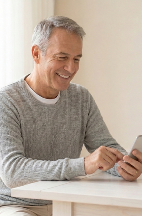 Homem usando celular