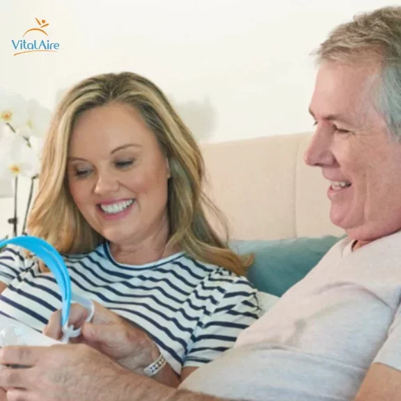 Casal sorrindo olhando para máscara CPAP