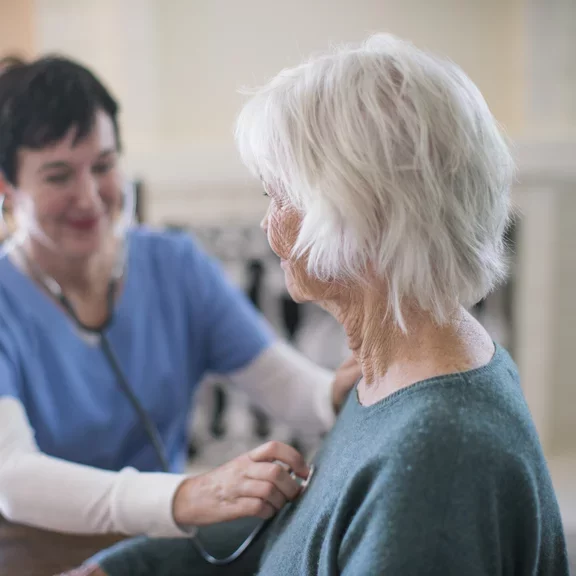 AOS e problemas do coração: Médica medindo frequência cardíaca