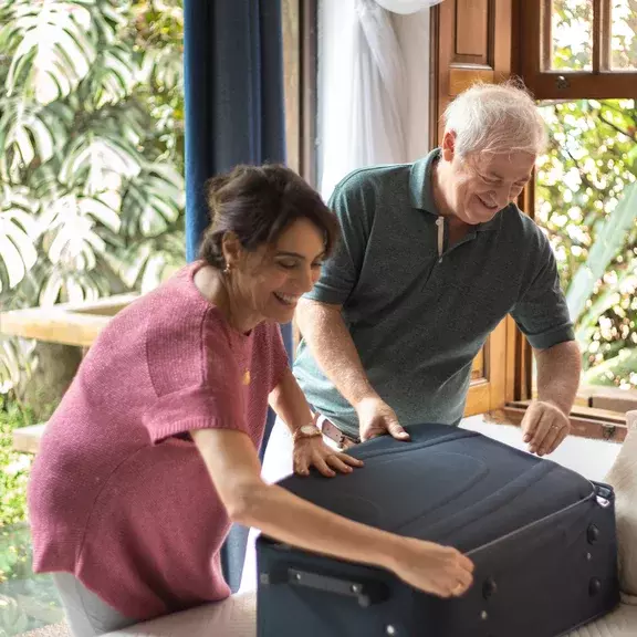 Casal se preparando para viajar com equipamento CPAP