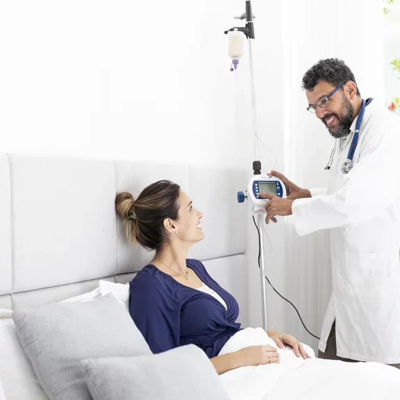 Médico auxiliando com a bomba para Nutrição Enteral