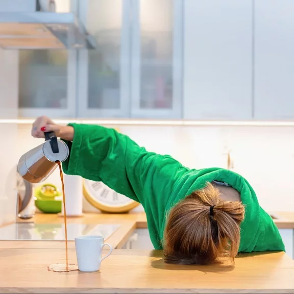 Mulher com maus hábitos de sono exagerando no café