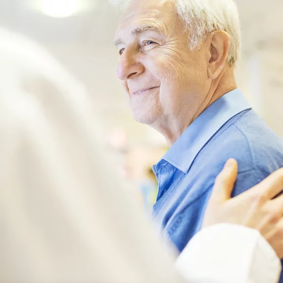 Médico atendendo senhor que sofre com Apneia do Sono
