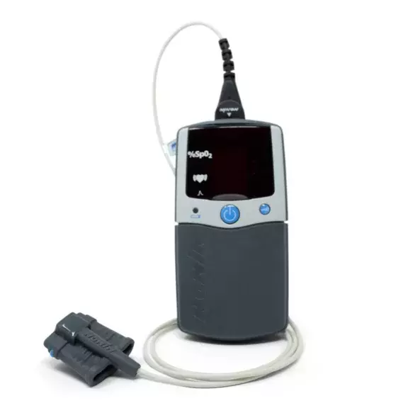 Imagem do Oxímetro PalmSat 2500 da Nonin Medical com o sensor SOFT 