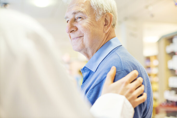 Médico atendendo senhor que sofre com Apneia do Sono