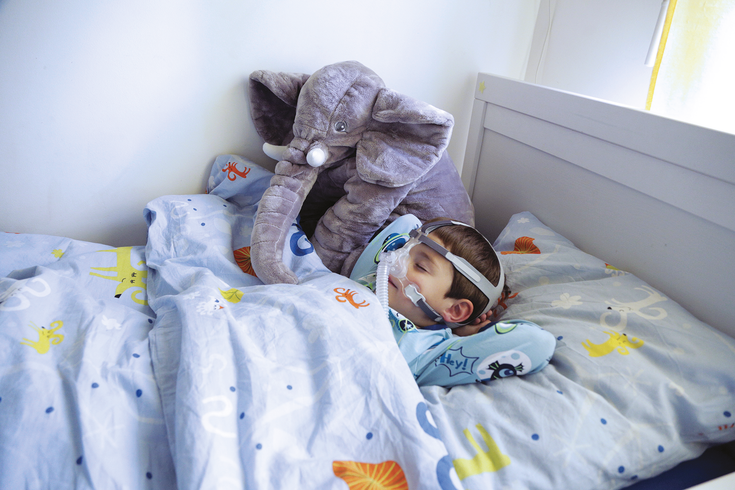 Criança dormindo com máscara nasal  da marca Air Liquide Medical System- ALMS