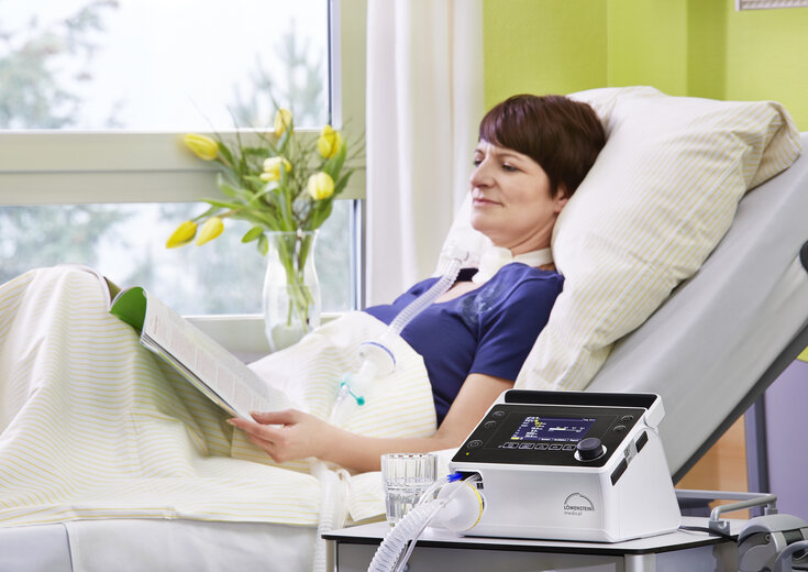 Mulher traqueostomizada submetida a ventilador mecânico domiciliar Prisma