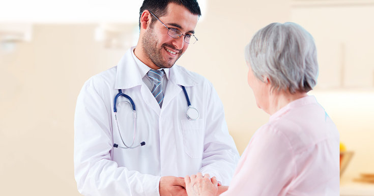 Médico realizando um check up em sua paciente idosa