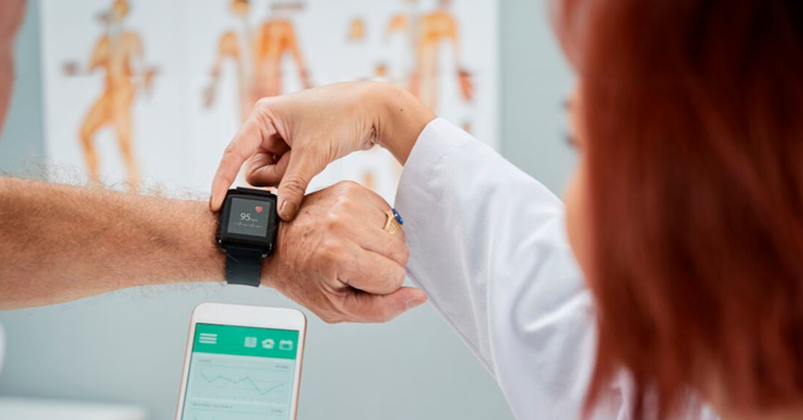 Paciente instalando o aplicativo para conexão do smartwatch para monitoramento remoto