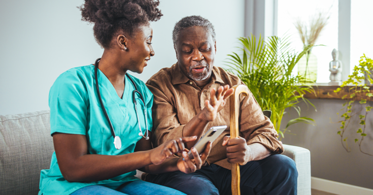 Profissional da saúde e paciente no home care com o celular na mão