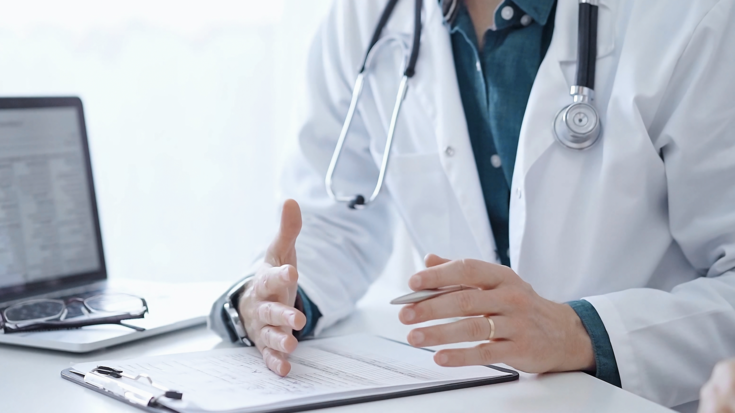 Médico especialista em sono explicando sobre as doenças relacionadas
