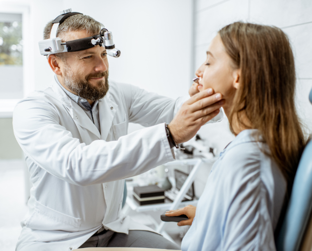 Médico realizando a avaliação clínica e física para diagnóstico do sono