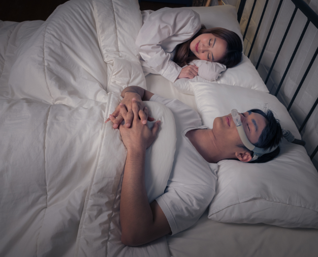 Homem dormindo com o CPAP em processo de adaptação de CPAP